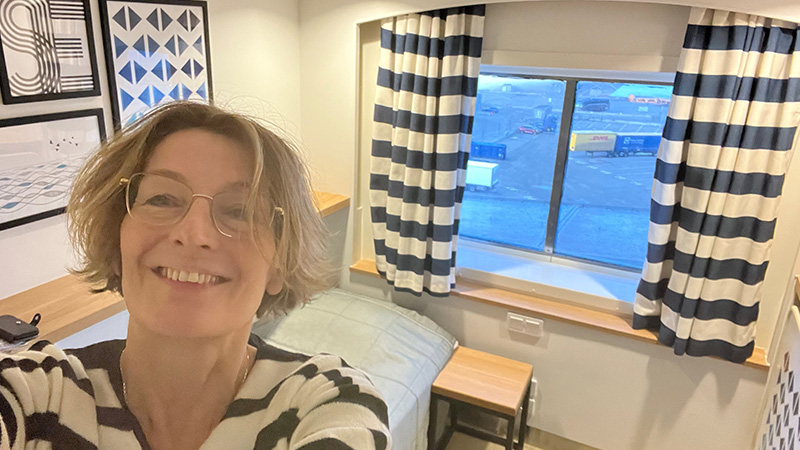 Läraren Susanne Nyman i hytten på färjan till Finland.