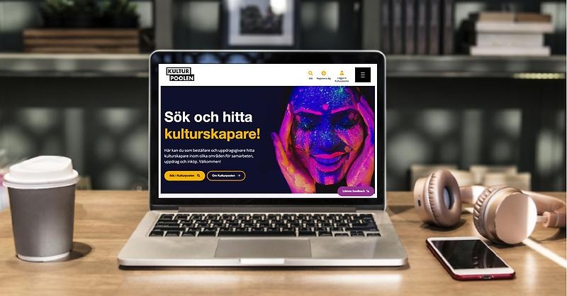 En laptop med upplyst skärm som visar startsidan på Kulturpoolens webbplats.