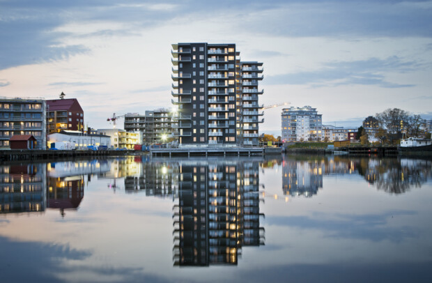 Byggnader vid vattnet.