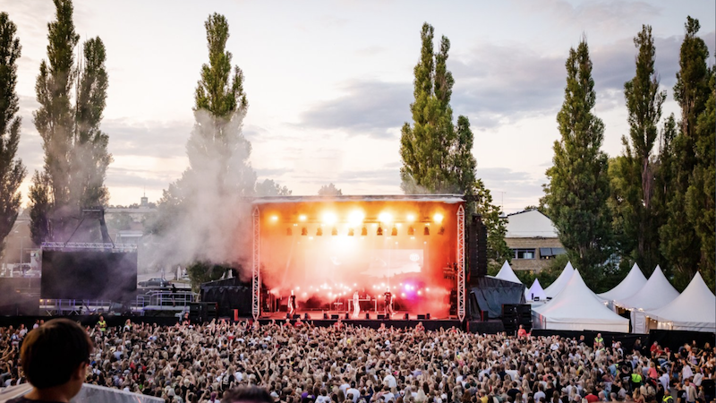Bild från tidigare Arvika hamnfest. En stor scen med en stor publik framför. 