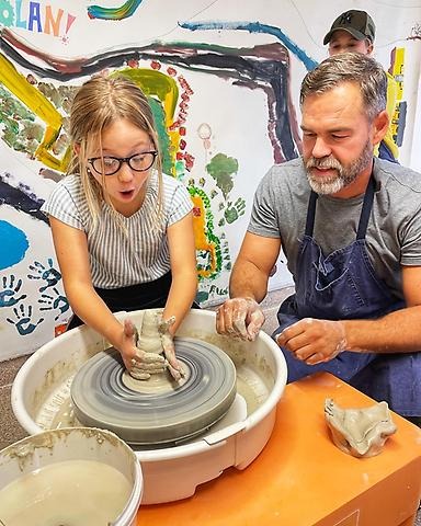 Lärare och elev på kulturskolan drejar tillsammans