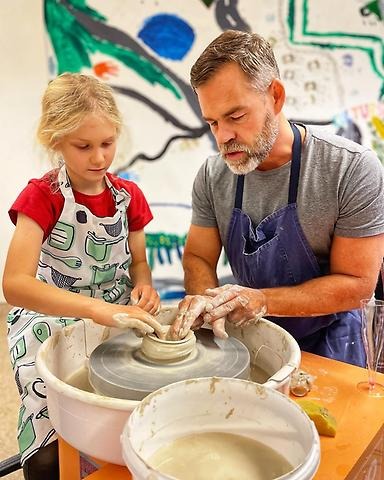 Lärare och elev drejar