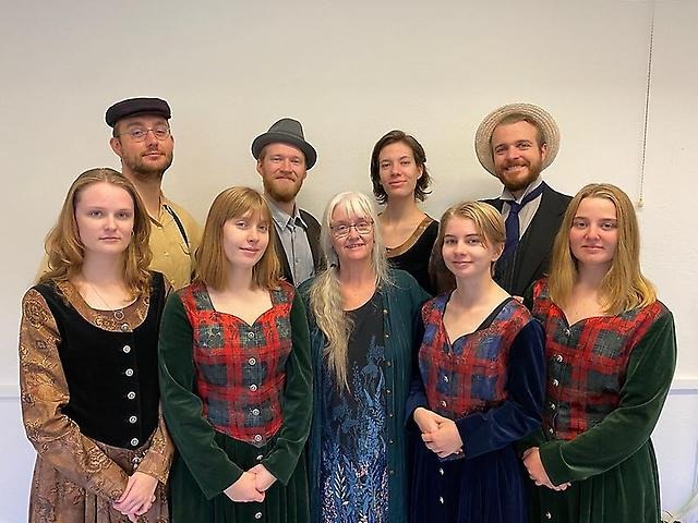 Gruppbild på nio skådespelare som står i två rader