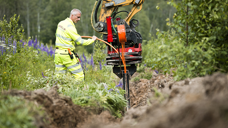 Gräver ner bredband.