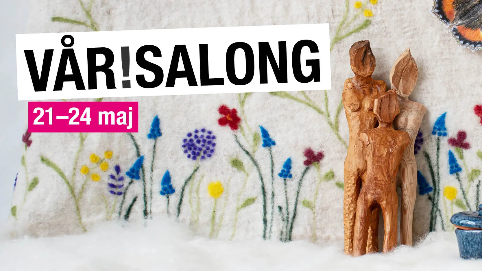Text "Vår!salong 21-24 maj" framför foto på broderad kudde, skulpturer och hantverksdetaljer.