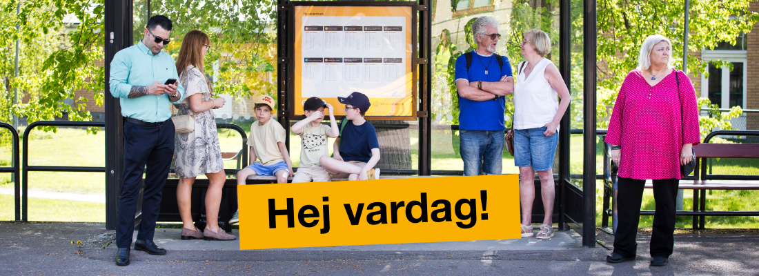 Flera personer väntar vid en busshållplats en solig dag. På bilden finns texten ”Hej vardag!”.