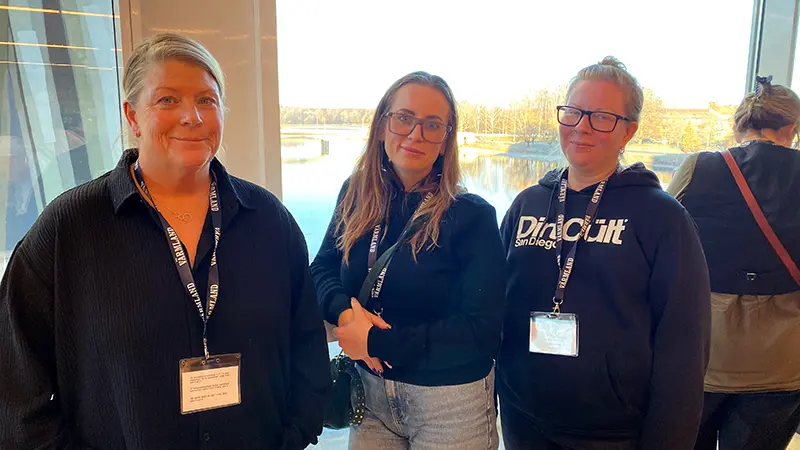 Porträtt på tre svartklädda kvinnor.