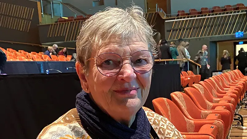 Portärtt på en kvinna med glasögon och scarf.