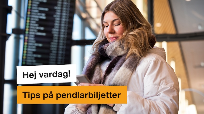 En kvinna som står med mobilen, hon har vinterkläder på sig. Bakom henne syns en skärm med bussavgångar. På bilden finns texten "Hej vardag! Tips på pendlarbiljetter".