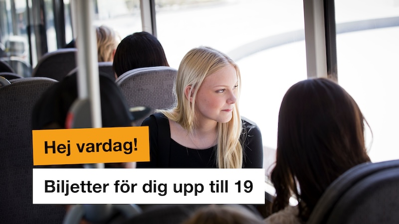En ung tjej sitter på bussen och kollar ut genom fönstret. På bilden finns texten "Hej vardag! Biljetter för dig upp till 19".