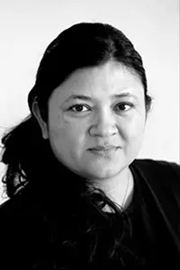 Svartvit ansiktsbild av Nelly Restrepo.