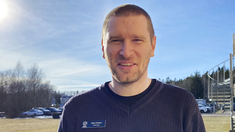 Porträtt på person som står utomhus.