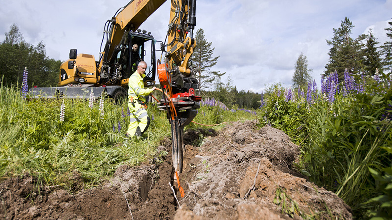 Arbete med att lägga bredband.