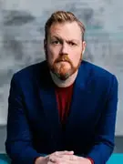 Kristoffer i blå kostym.