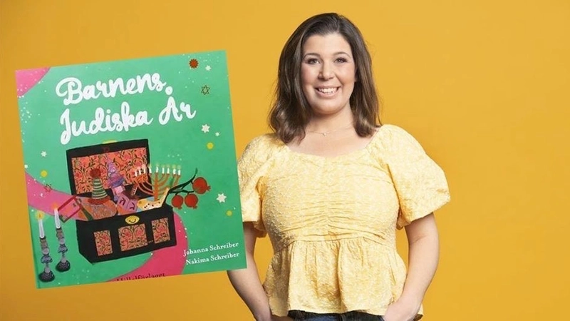 Porträtt på en kvinna i gul blus. Inklippt bredvid är en bok med titeln Barnens judiska år.