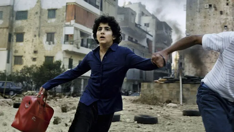 En kille flyr från ett krigshärjat område.