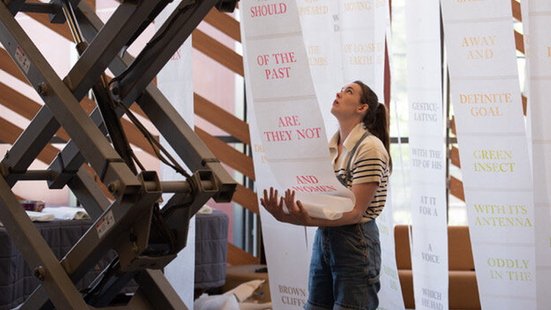 Konstnären Ane Thon Knutsen håller i en pappersrulle. 