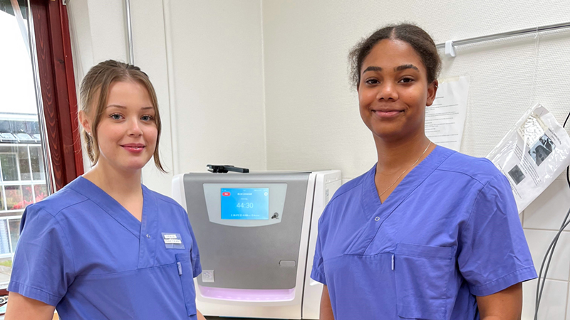 Denise och Naa Adjeley i behandlingsrummet