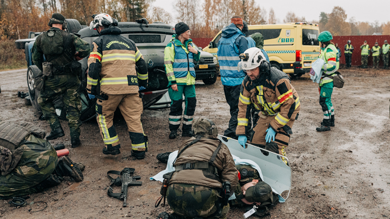 Svensk-norsk blåljuspersonal och Försvarsmakten tar hand om skadade under övning Grensekraft.