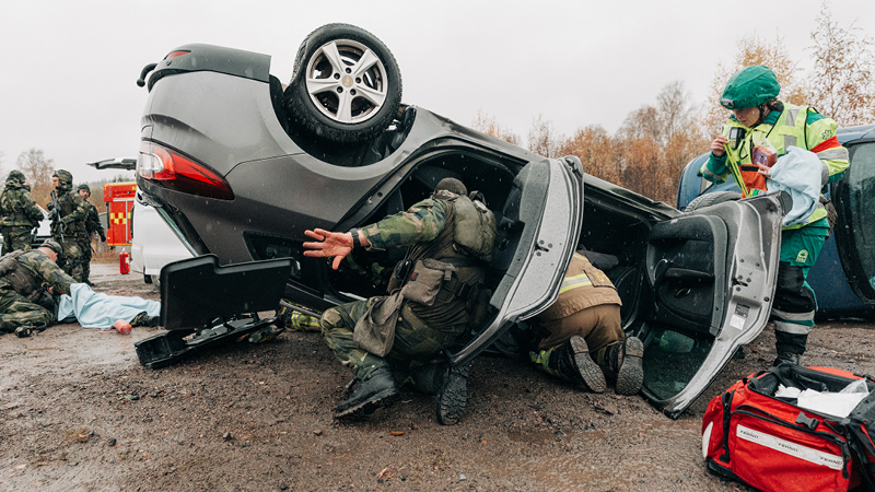 Räddningstjänst och ambulanspersonal diskuterar vad som ska göras härnäst under övningen.