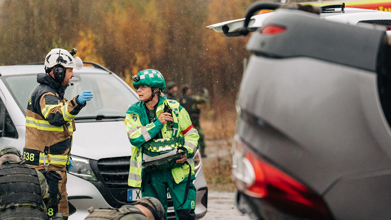 En bil uppochner, räddningstjänst och ambulanspersonal har krupit in i bilden för att hjälpa de drabbade ut. Övning.