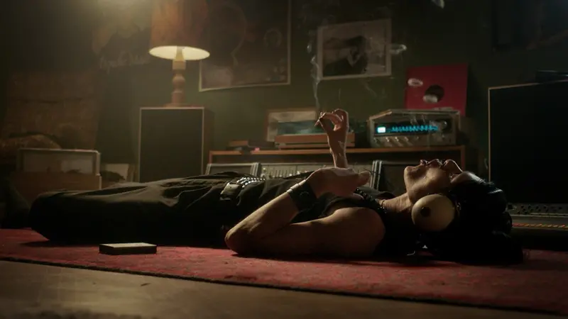 En kille ligger på golvet och röker.