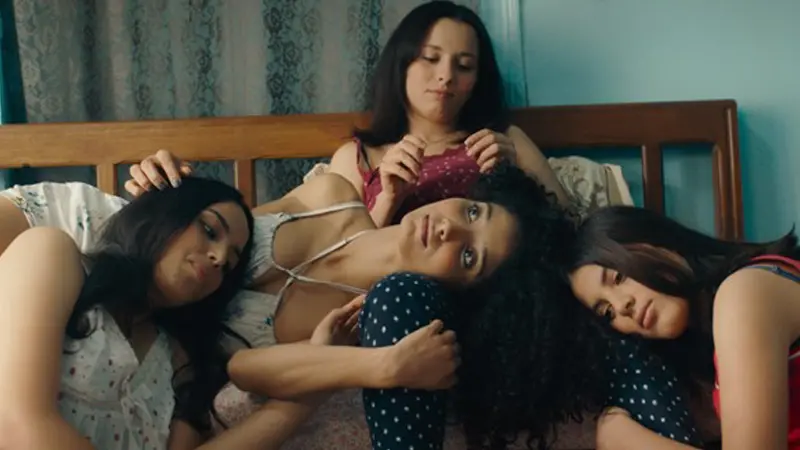 Fyra tjejer på en bänk.