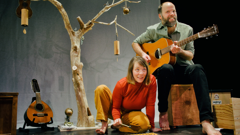 En kvinna och en man på en scen.