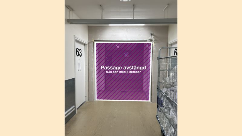 Markering för avstängd passage med texten "Passage avstängd från och med 5 oktober".