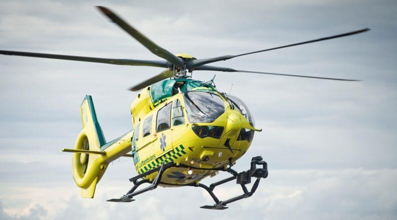 En ambulanshelikopter i luften.
