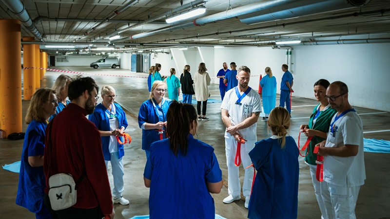 Grupp som får instruktioner om hur en tourniquet används.