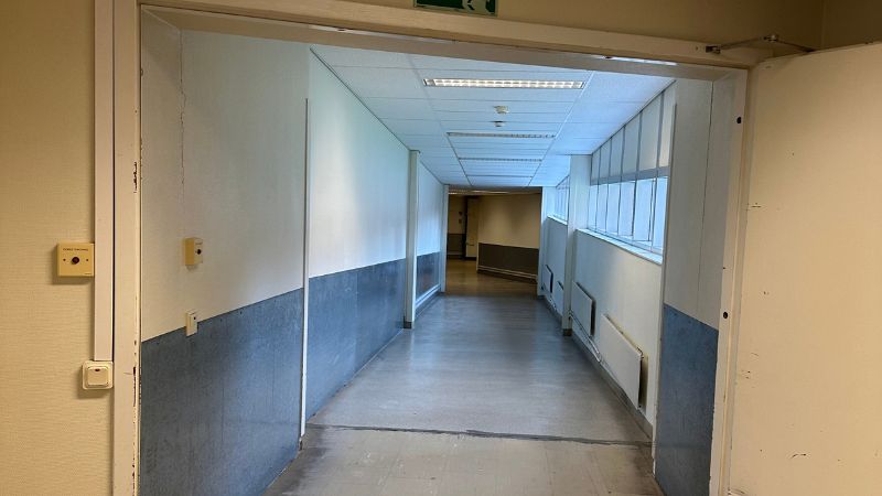 Markering i en korridor med texten ”Passage avstängd från och med 5 oktober”.