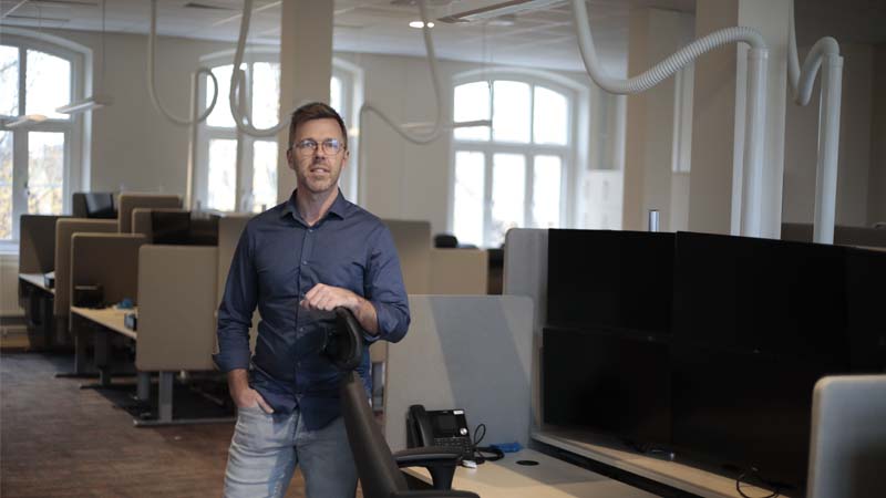 Andreas Norling i det som blir larmcentralen i Region Värmlands regi. Stora skärmar syns i bakgrunden.