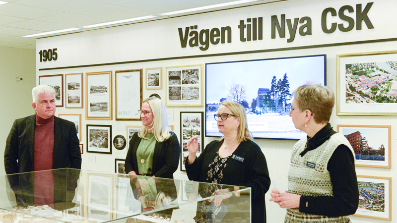 En man och tre kvinnor i Nya CSK-rummet.