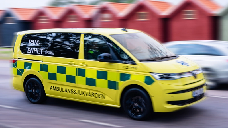 En gul ambulans. Bilden är tagen med rörelseoskärpa, så det ser ut som att bilen kör snabbt.