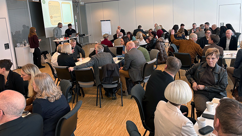 Många personer i en konferenslokal