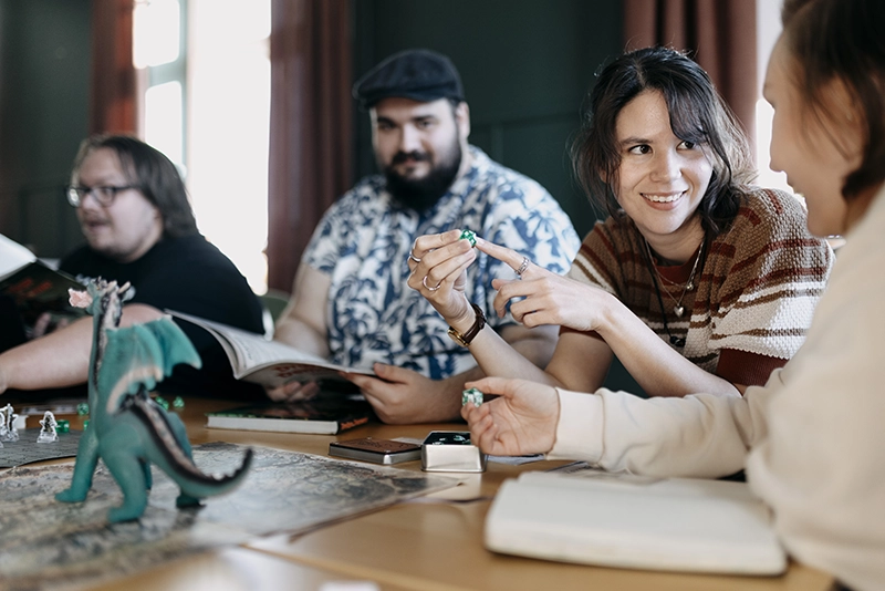 Flygande slott med mörk bakgrund och mystisk karaktär framför