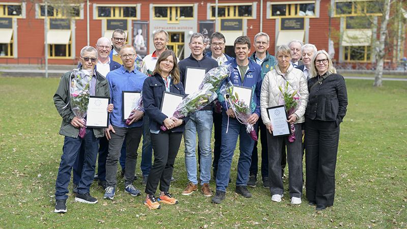 Gruppbild på vinnare och politiker. 