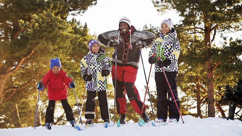 Familj åker skidor