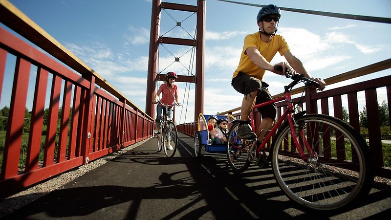 Cyklar på en cykelbro.