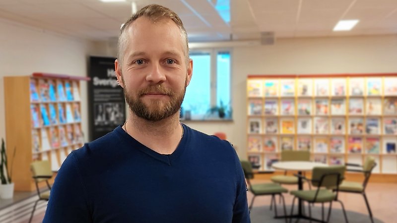 En man tittar rakt fram in i kameran.