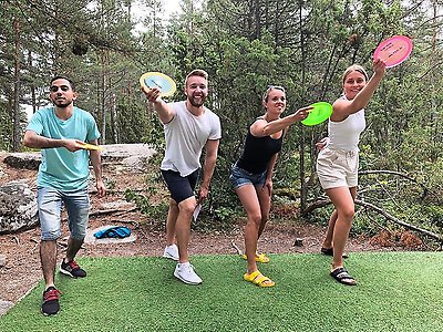 studenter spelar discgolf