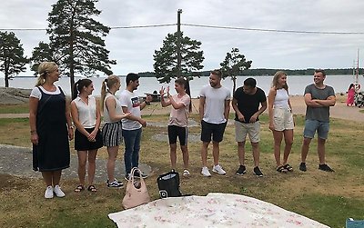 studenter leker på strand