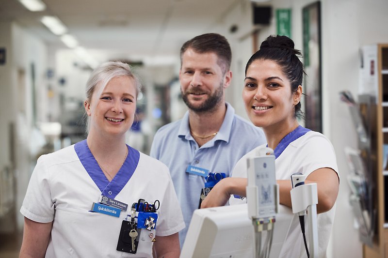 Tre sjuksköterskor i en korridor på en vårdavdelning