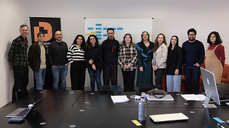 Tolv personer bakom ett bord.