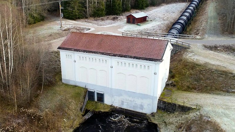 En stor vit byggnad, vid vatten.