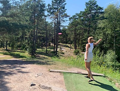 Elin kastar disc in i skogen