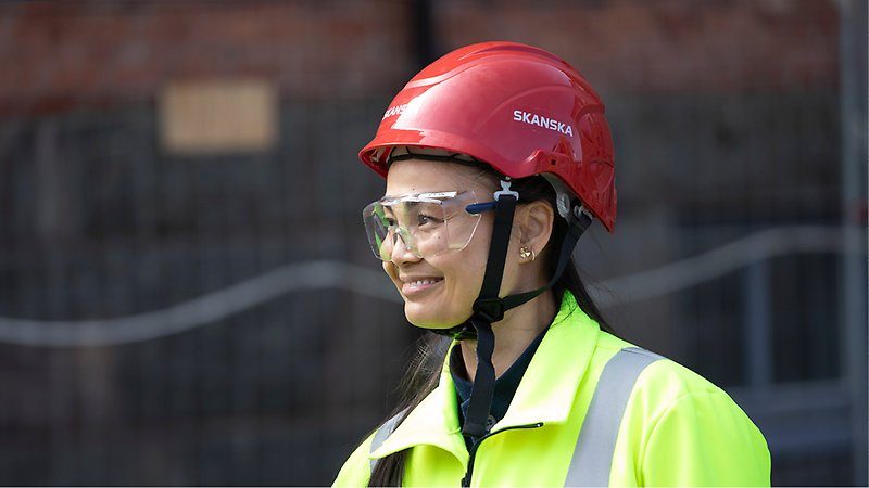 Porträttbild av Arro Riskfalk med röd hjälm och varselkläder.