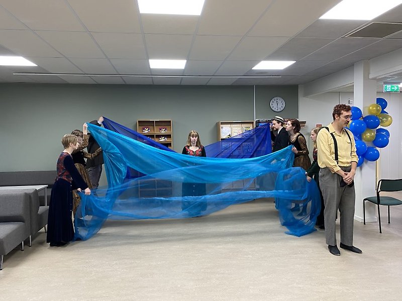 Skådespelare från Molkoms folkhögskola bjöd på underhållning