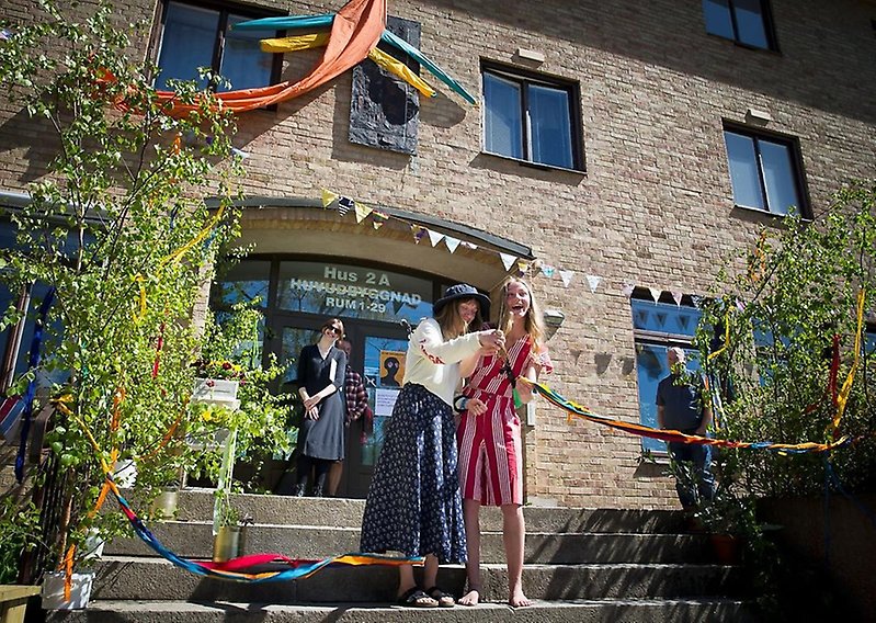 Kursdeltagare klipper band på en trappuppgång